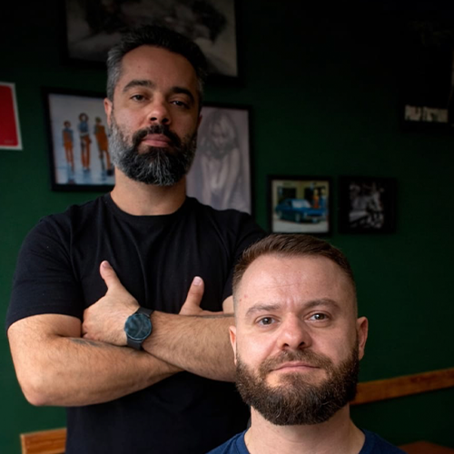Barbeiro executando corte masculino de precisão